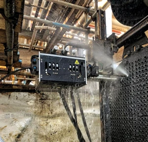 Removing scale from shell and tube heat exchanger by UHP jetting, RGL Services