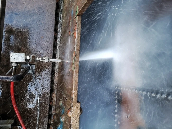 Ultra high pressure water jet cutting equipment for demolition and decommissioning services UK