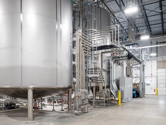 Ultra high pressure water jetting cleaning tank in food and drink manufacturing plant UK