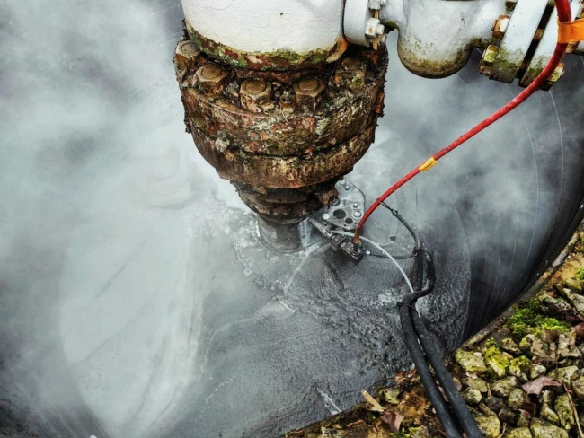 Spark-free cold cutting into crude oil storage tank for safe decommissioning